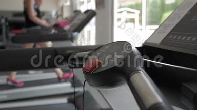 健康的生活和体育锻炼设备和运动理念。 健身交叉训练常用器材